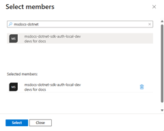 Screenshot: Filtern nach und Auswählen der Microsoft Entra-Gruppe für die Anwendung im Dialogfeld „Mitglieder auswählen“