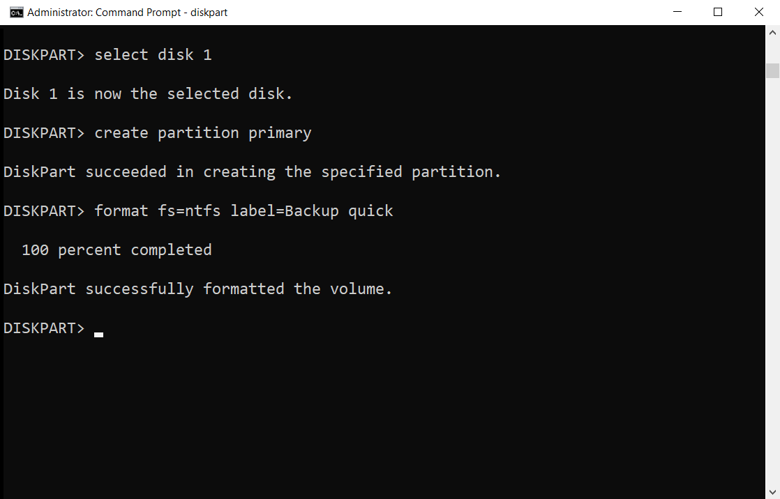 パーティションを作成し、ドライブをフォーマットする方法を示す diskpart のスクリーンショット。